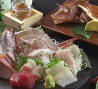 夕食の刺身と焼き魚が市場で選べる　鮮魚会席プラン